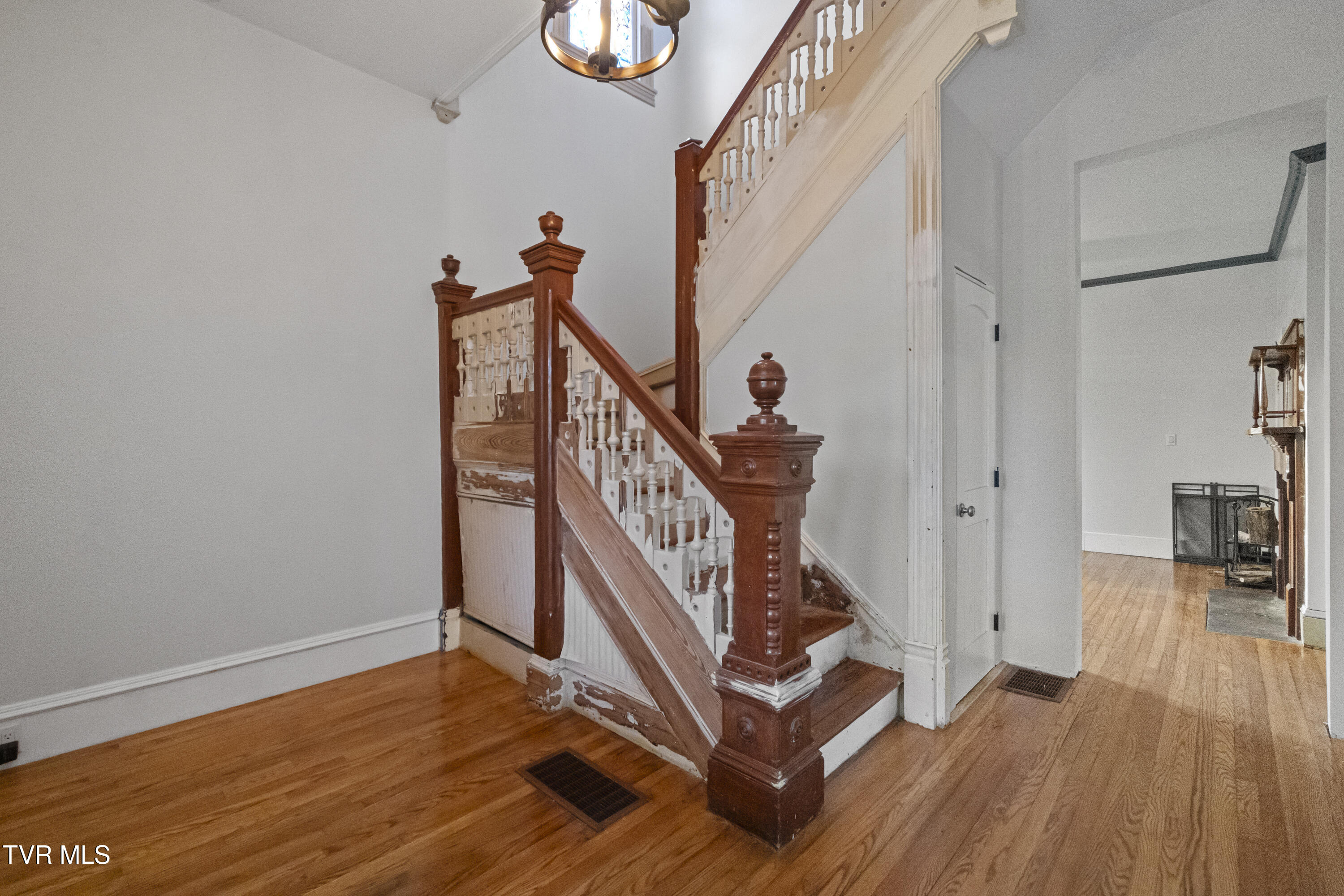 220 Unaka Street Greeneville, TN 37743 - Photo 17 of 56 Staircase