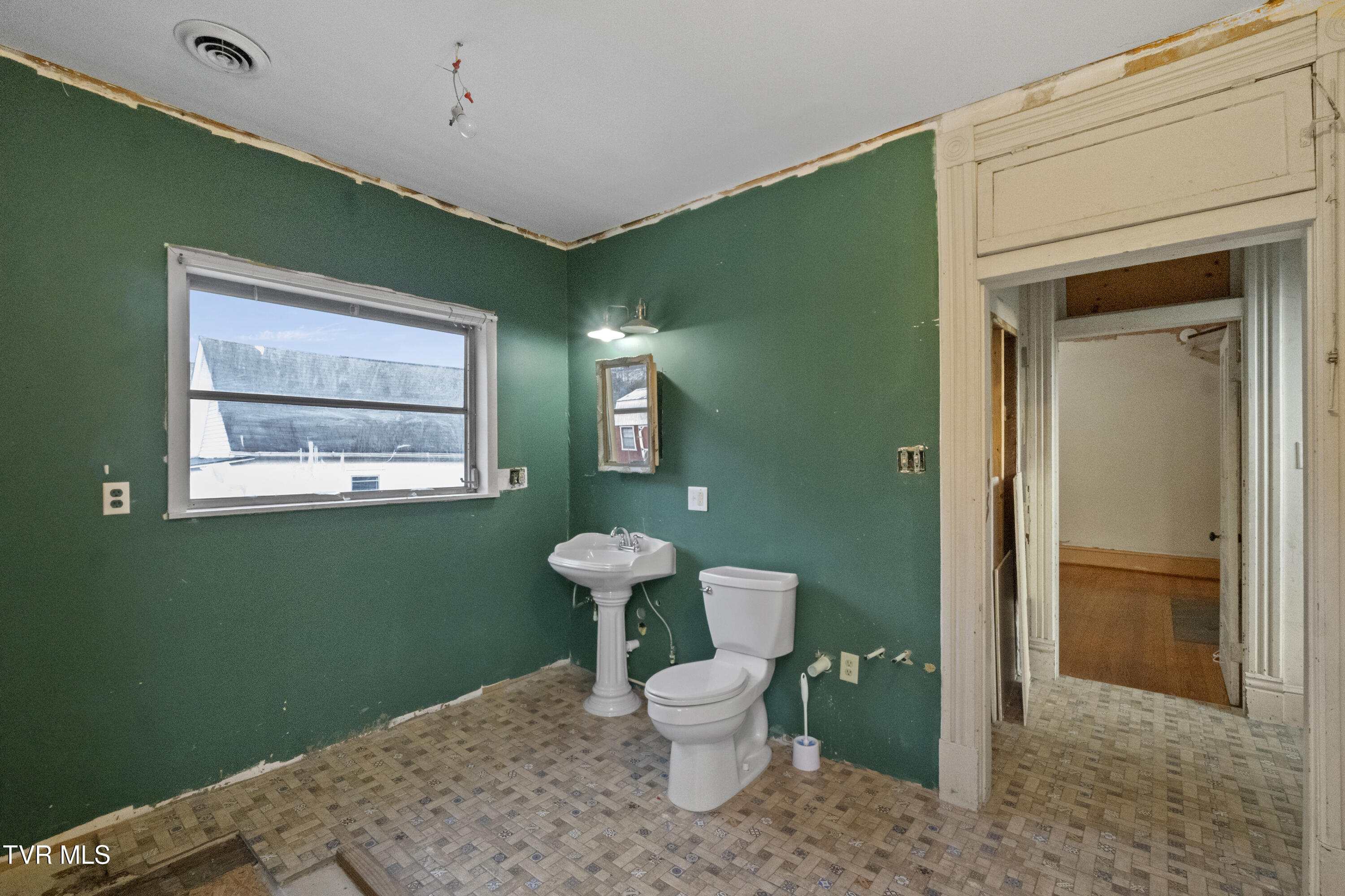 220 Unaka Street Greeneville, TN 37743 - Photo 46 of 56 Upstairs 1/2 bath