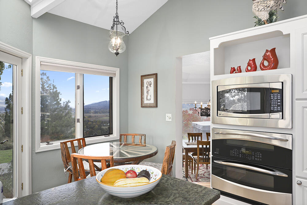 2255 Johns Peak Road Central Point, OR 97502 - Photo 9 of 36 Kitchen-Breakfast