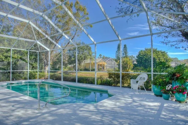 a view of a backyard