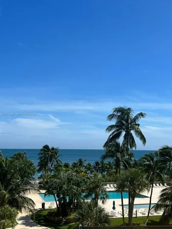 $5,500 | 881 Ocean Drive, Unit TH7, Key Biscayne, FL 33149