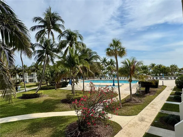 $5,500 | 881 Ocean Drive, Unit TH7, Key Biscayne, FL 33149