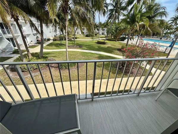 $5,500 | 881 Ocean Drive, Unit TH7, Key Biscayne, FL 33149