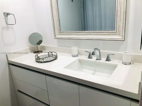 $5,500 | 881 Ocean Drive, Unit TH7, Key Biscayne, FL 33149