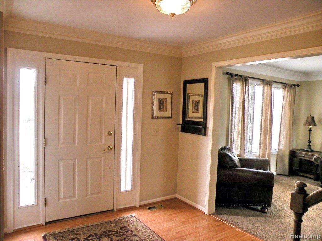 725 Snowmass Drive Rochester, MI 48309 - Photo 2 of 23 Snowmass 725 Foyer