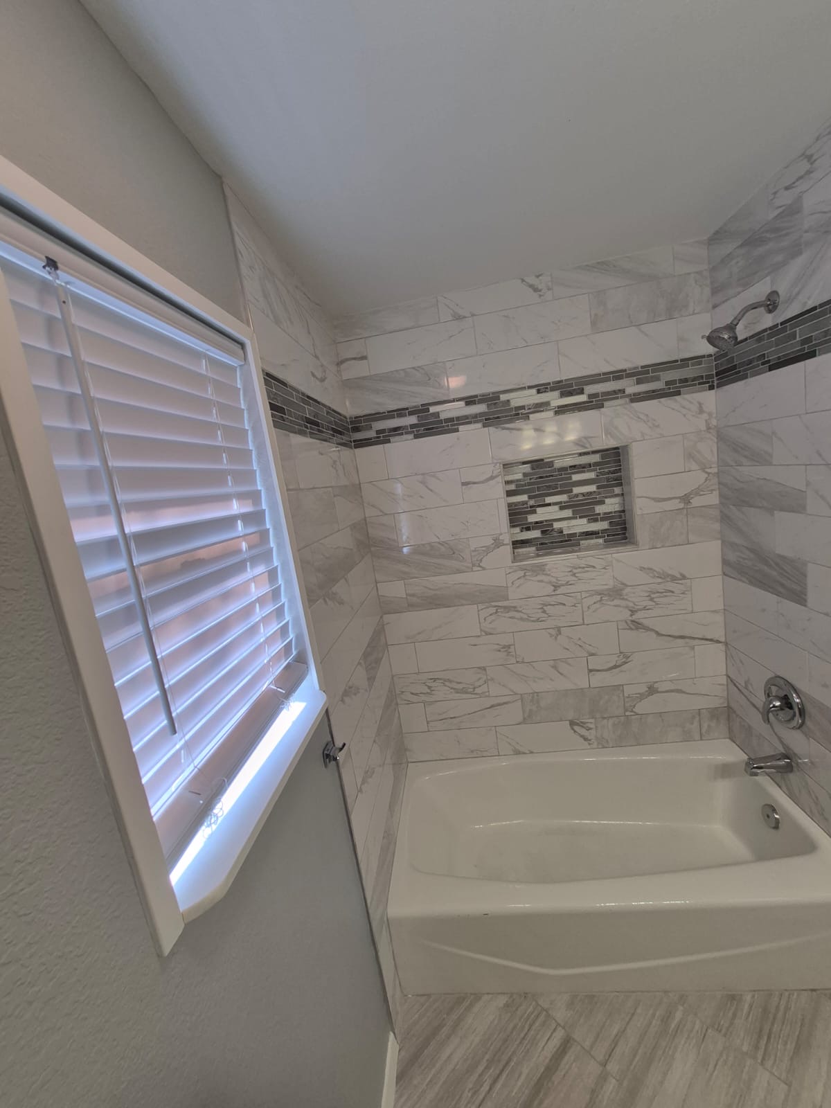 12915 Marimba Trail Austin, TX 78729 - Photo 8 of 15 Bathroom with tub / shower combination