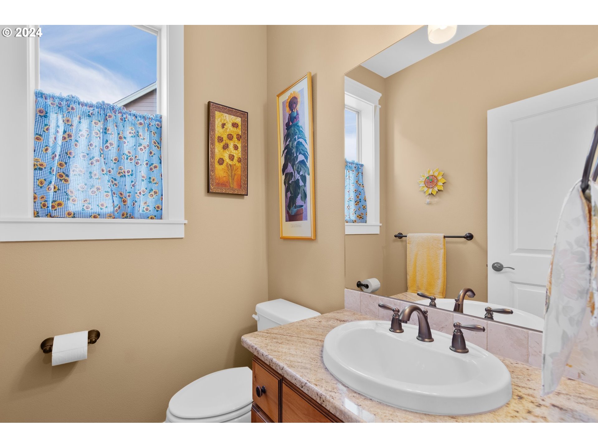 1760 South 18th Circle Ridgefield, WA 98642 - Photo 20 of 36 a bathroom with a toilet sink and mirror