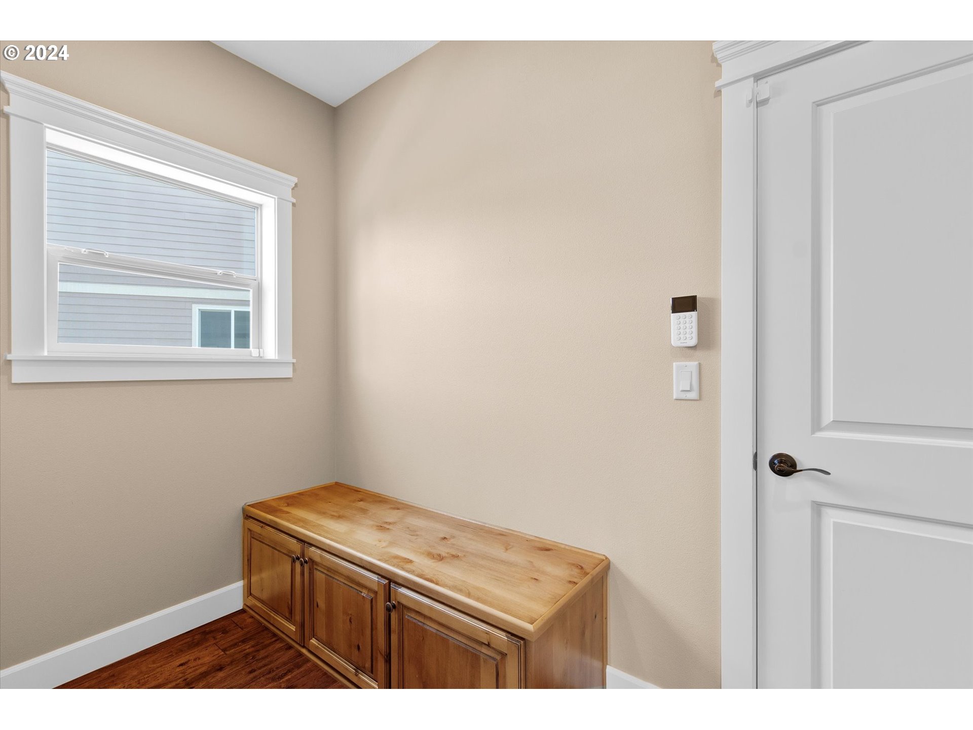 1760 South 18th Circle Ridgefield, WA 98642 - Photo 21 of 36 a room with a bench