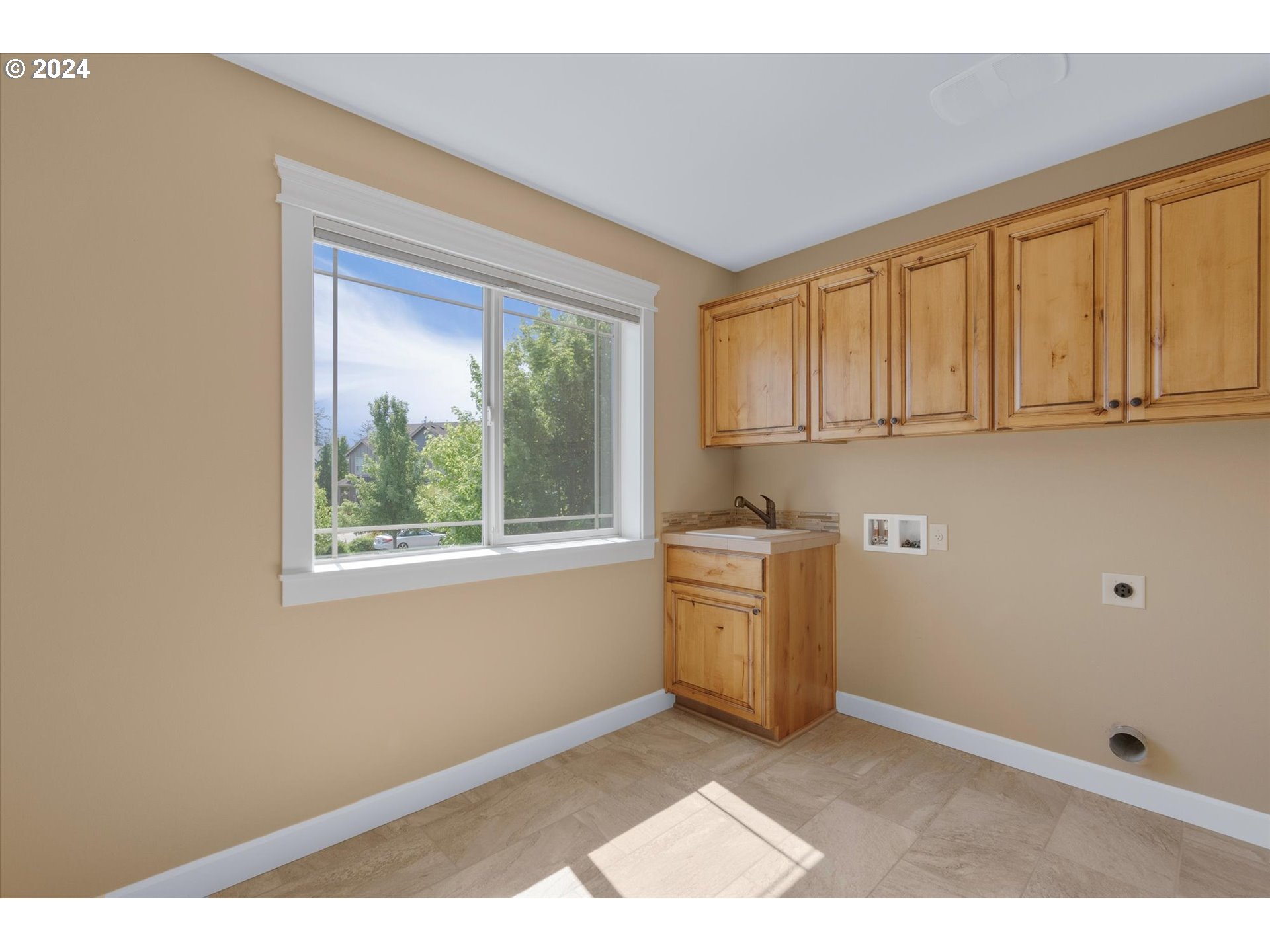 1760 South 18th Circle Ridgefield, WA 98642 - Photo 27 of 36 a room with a window and a kitchen view
