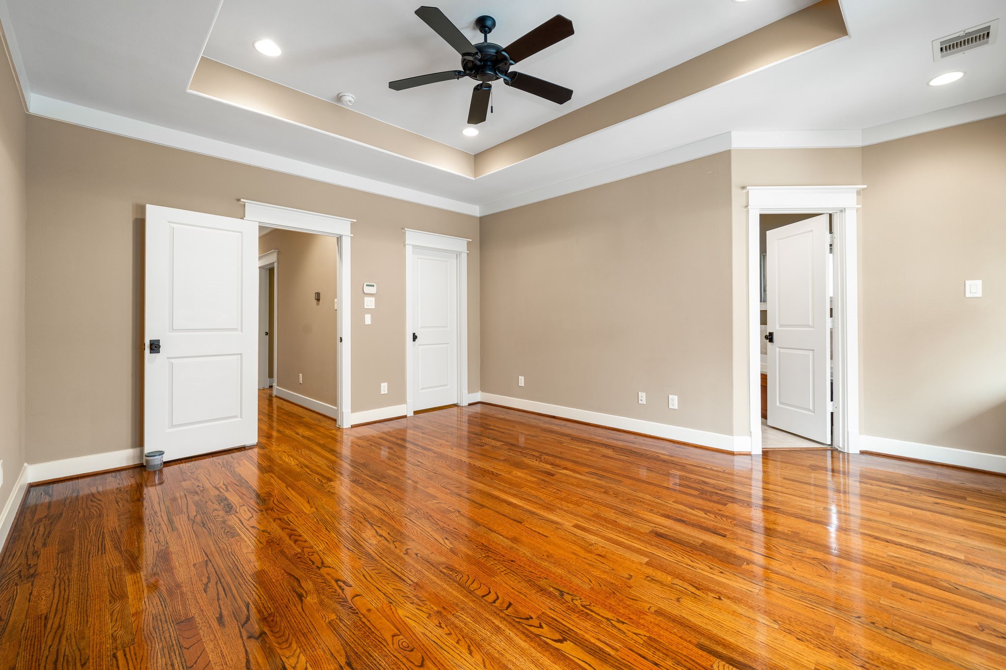 229 Knox Street Houston, TX 77007 - Photo 20 of 33 an empty room with wooden floor and windows