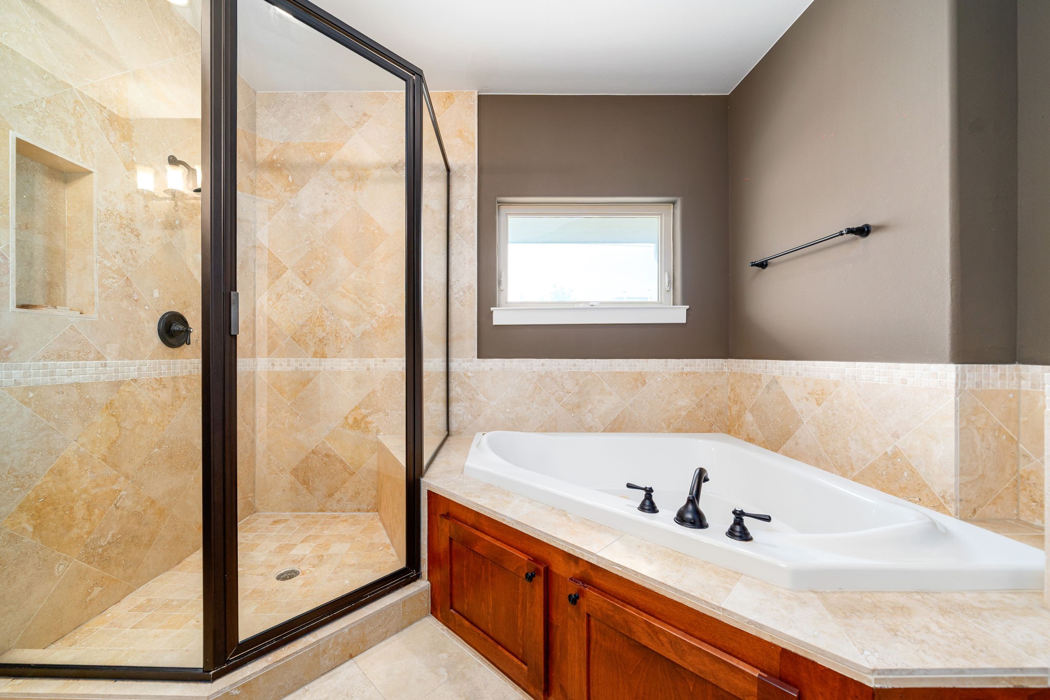 229 Knox Street Houston, TX 77007 - Photo 24 of 33 a bathroom with a tub and a sink