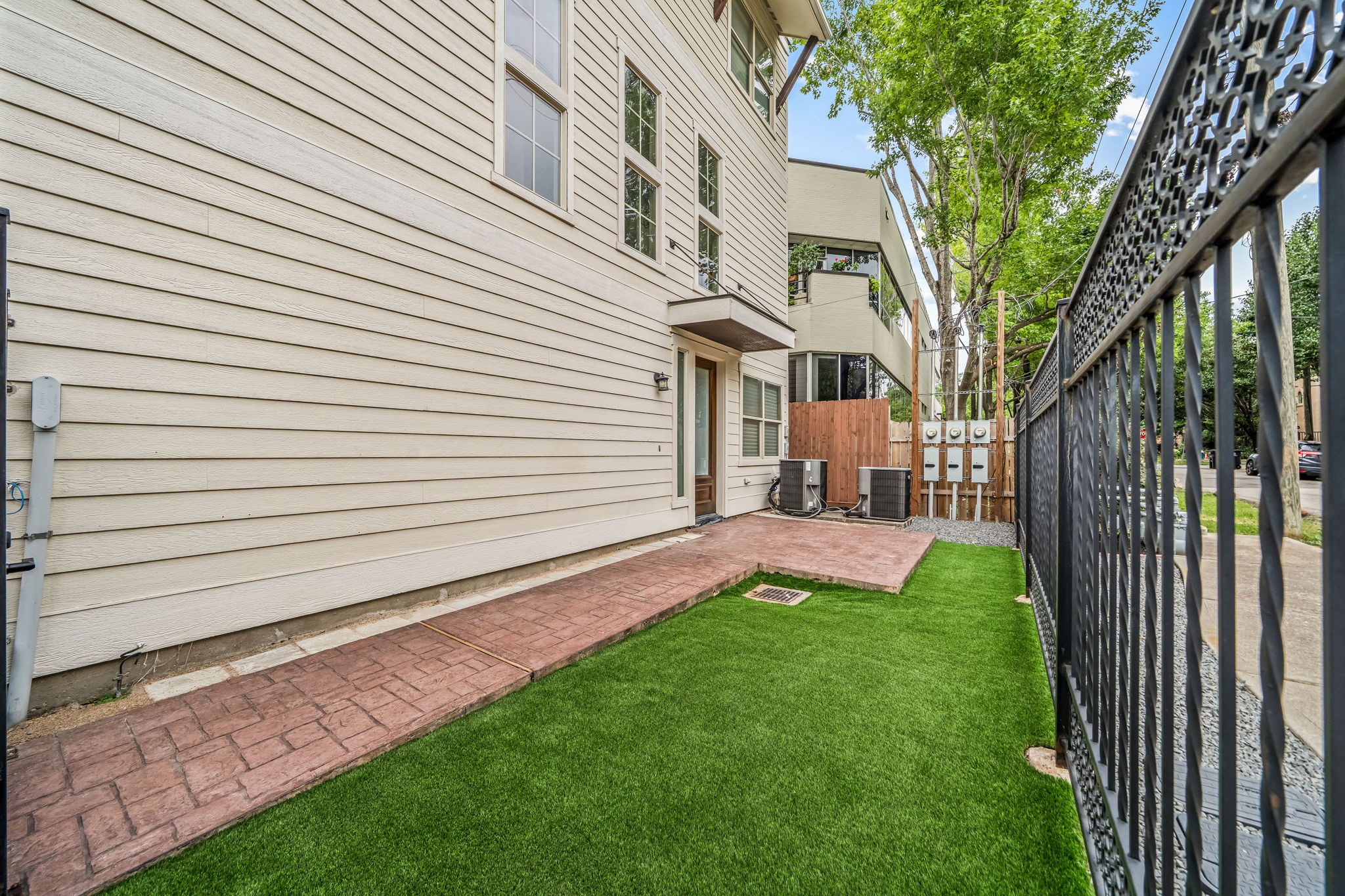 229 Knox Street Houston, TX 77007 - Photo 29 of 33 a view of a backyard with a garden