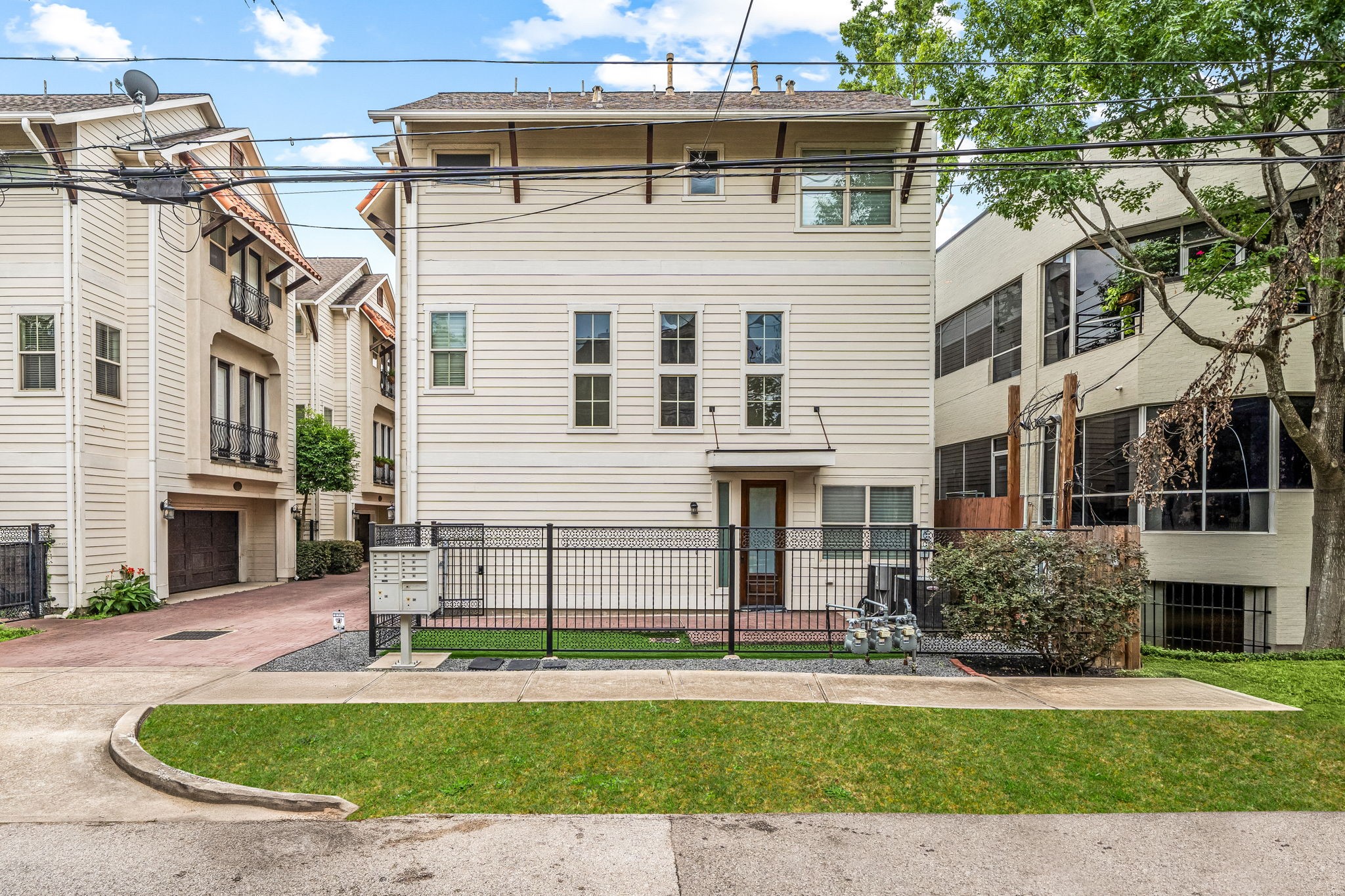 229 Knox Street Houston, TX 77007 - Photo 31 of 33 a front view of a house with a yard
