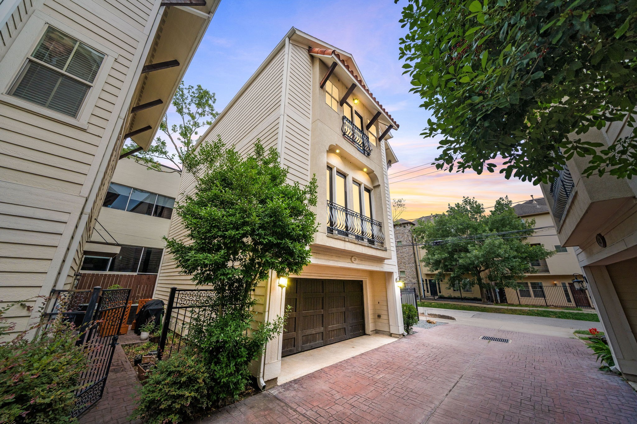 229 Knox Street Houston, TX 77007 - Photo 32 of 33 a view of outdoor space and yard