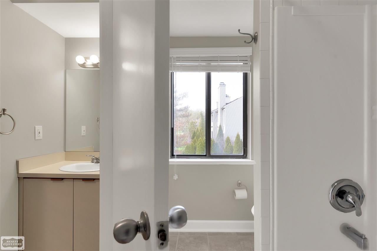 726 Hamilton Rochester, MI 48307 - Photo 21 of 33 50009742-21.JPG