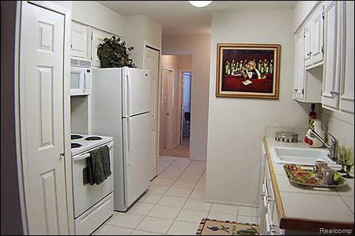693 West Maple Road, Unit 29 Clawson, MI 48017 - Photo 4 of 11 wellington_0008.jpg