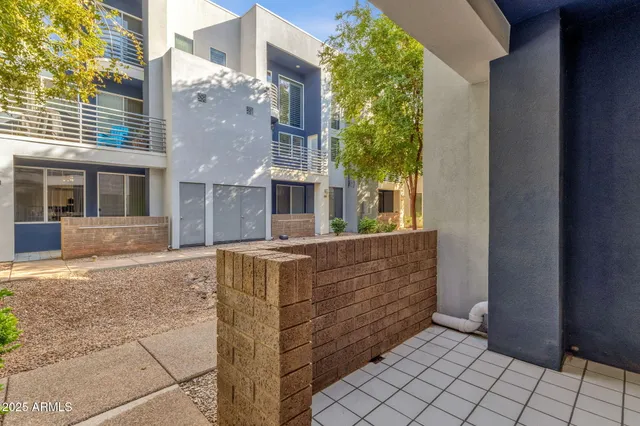 a view of entryway with a yard