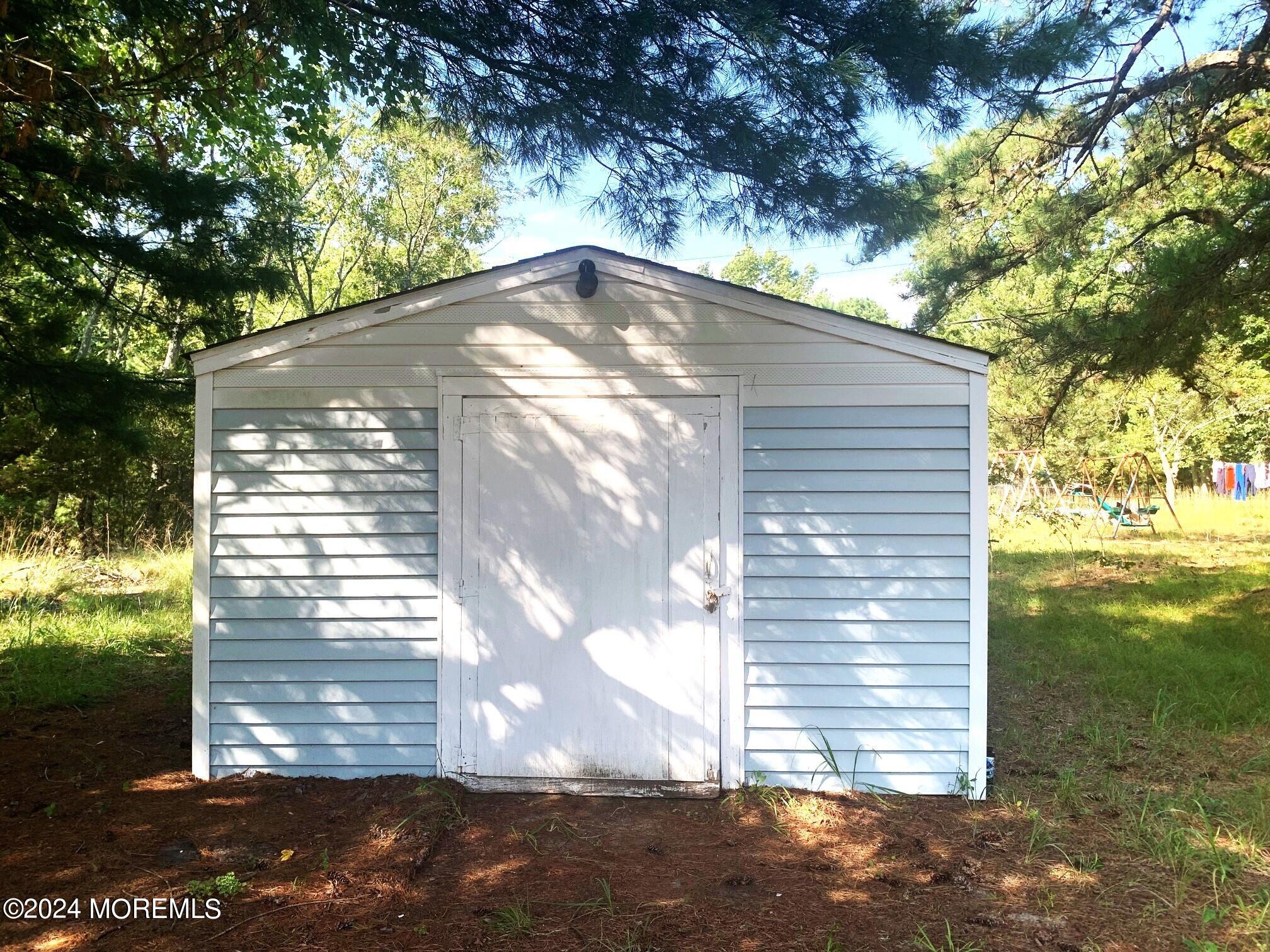 696 Wright Debow Road Jackson, NJ 08527 - Photo 18 of 31 a backyard of a house