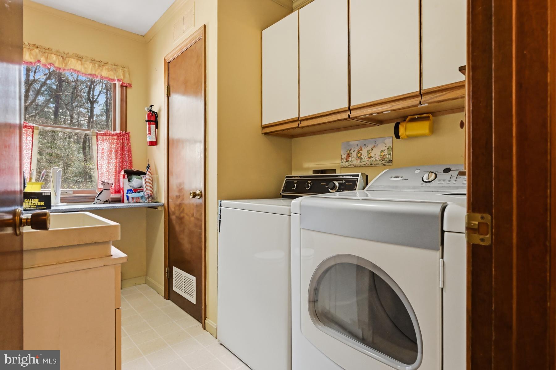 9829 Bantry Road Easton, MD 21601 - Photo 26 of 66 Laundry room/half bath