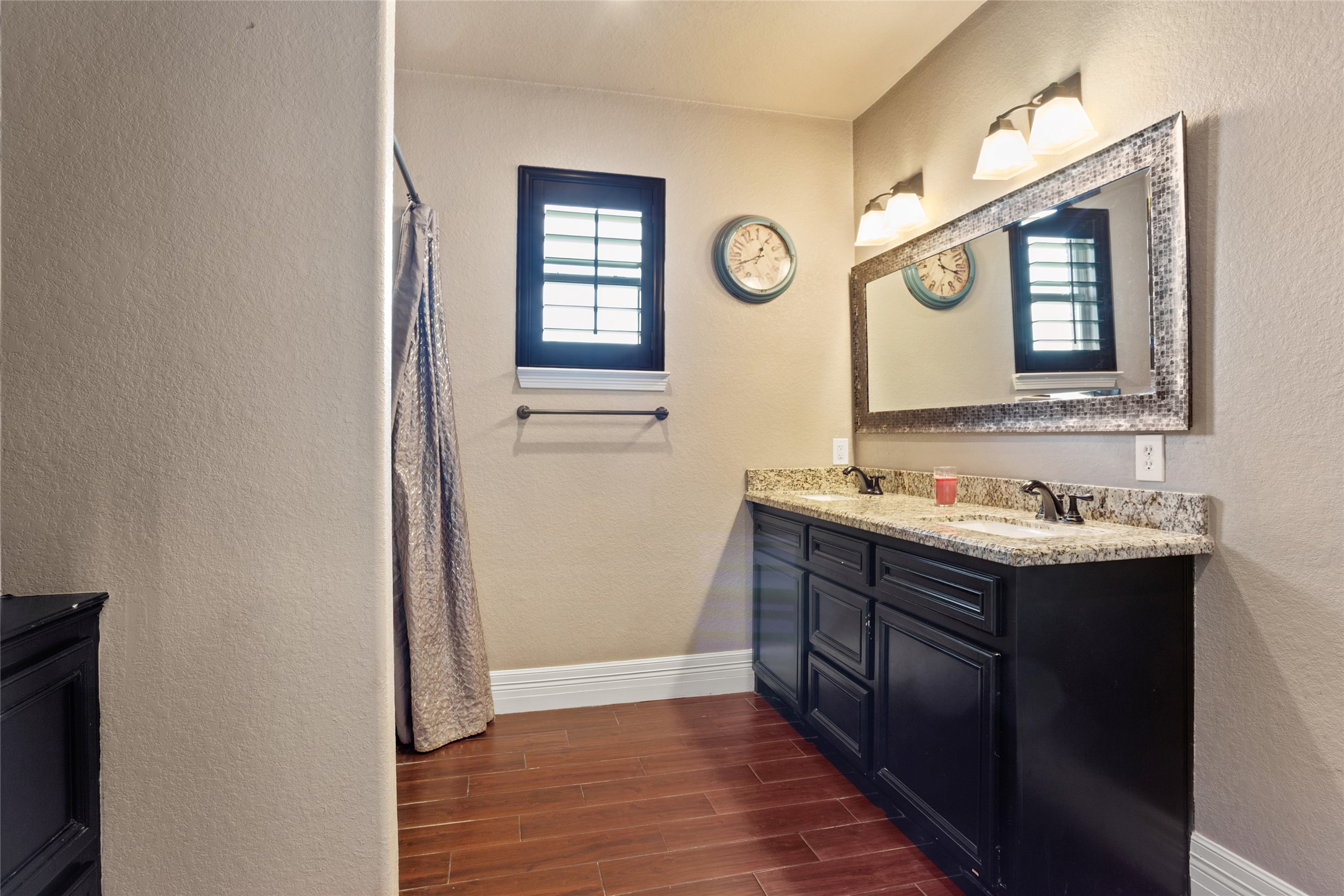7842 Pebble Hill Lane Rosharon, TX 77583 - Photo 23 of 33 a bathroom with a sink and a mirror