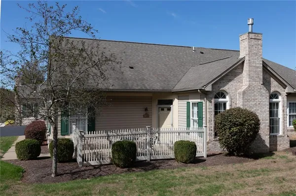 a view of a house with backyard