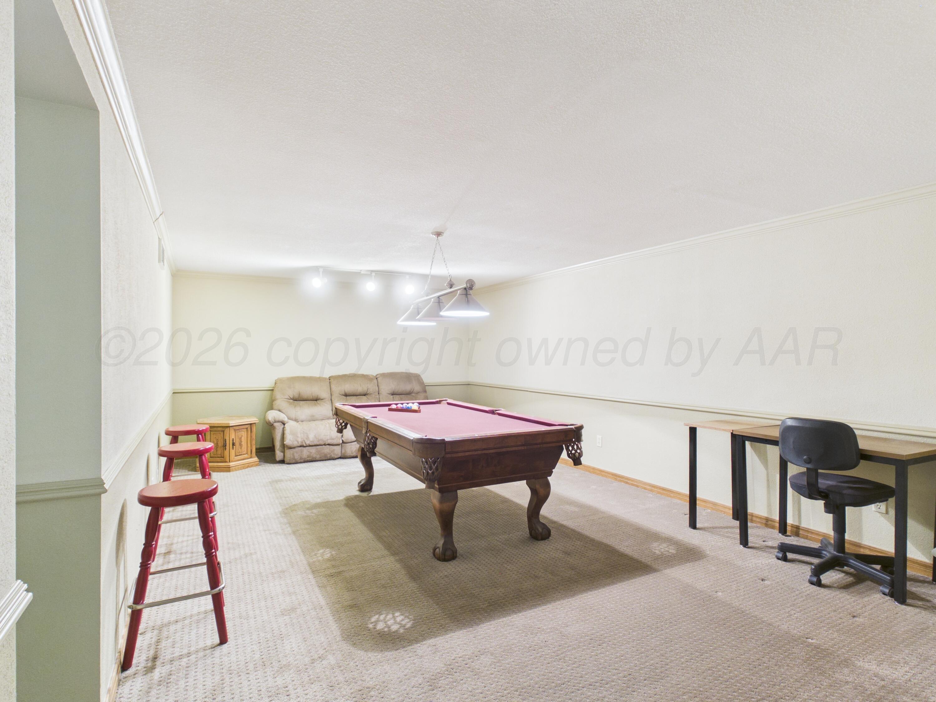 506 Robin Road Dumas, TX 79029 - Photo 17 of 31 a living room with a couch and a table