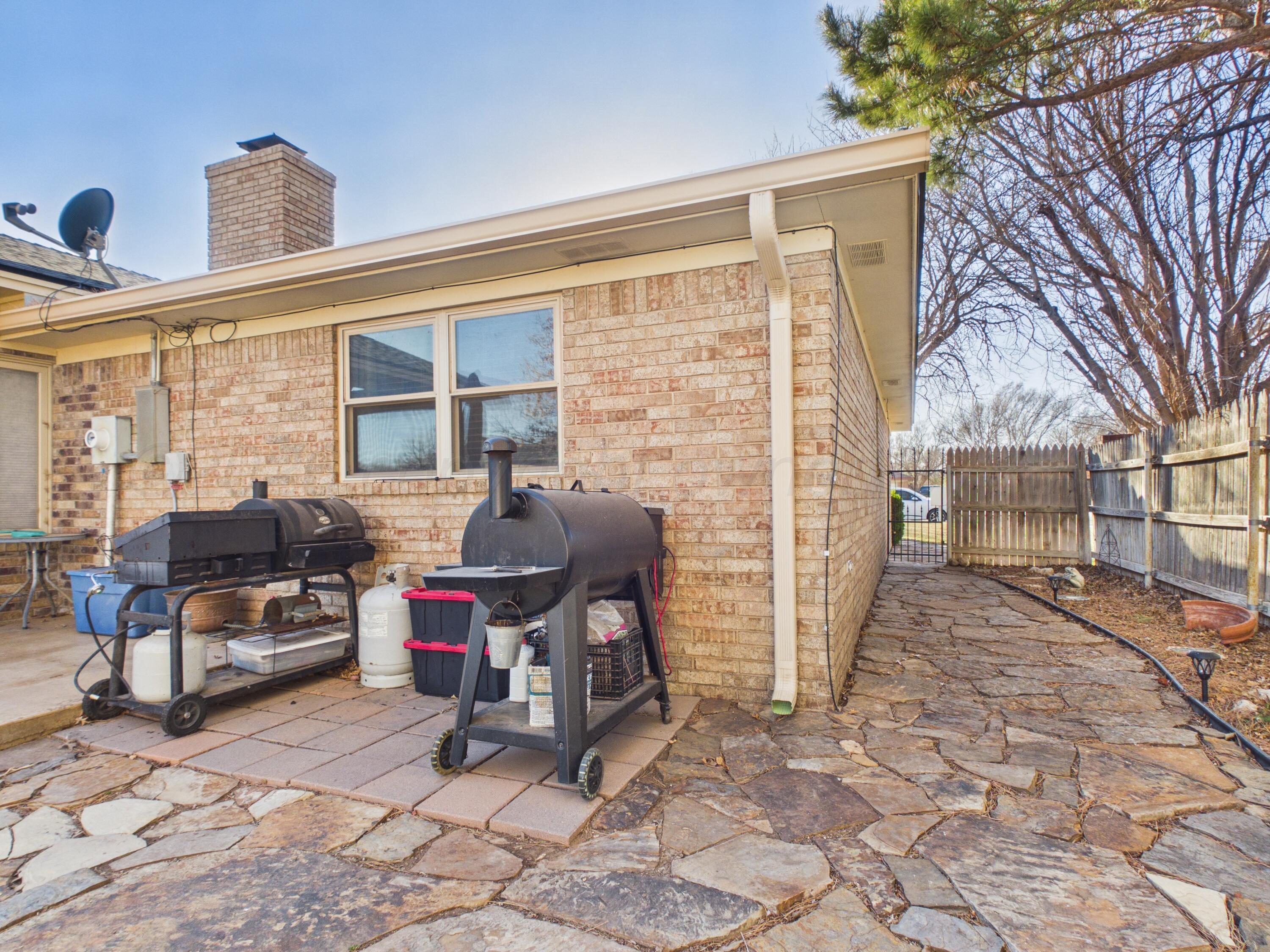 506 Robin Road Dumas, TX 79029 - Photo 21 of 31 a backyard of a house with seating space