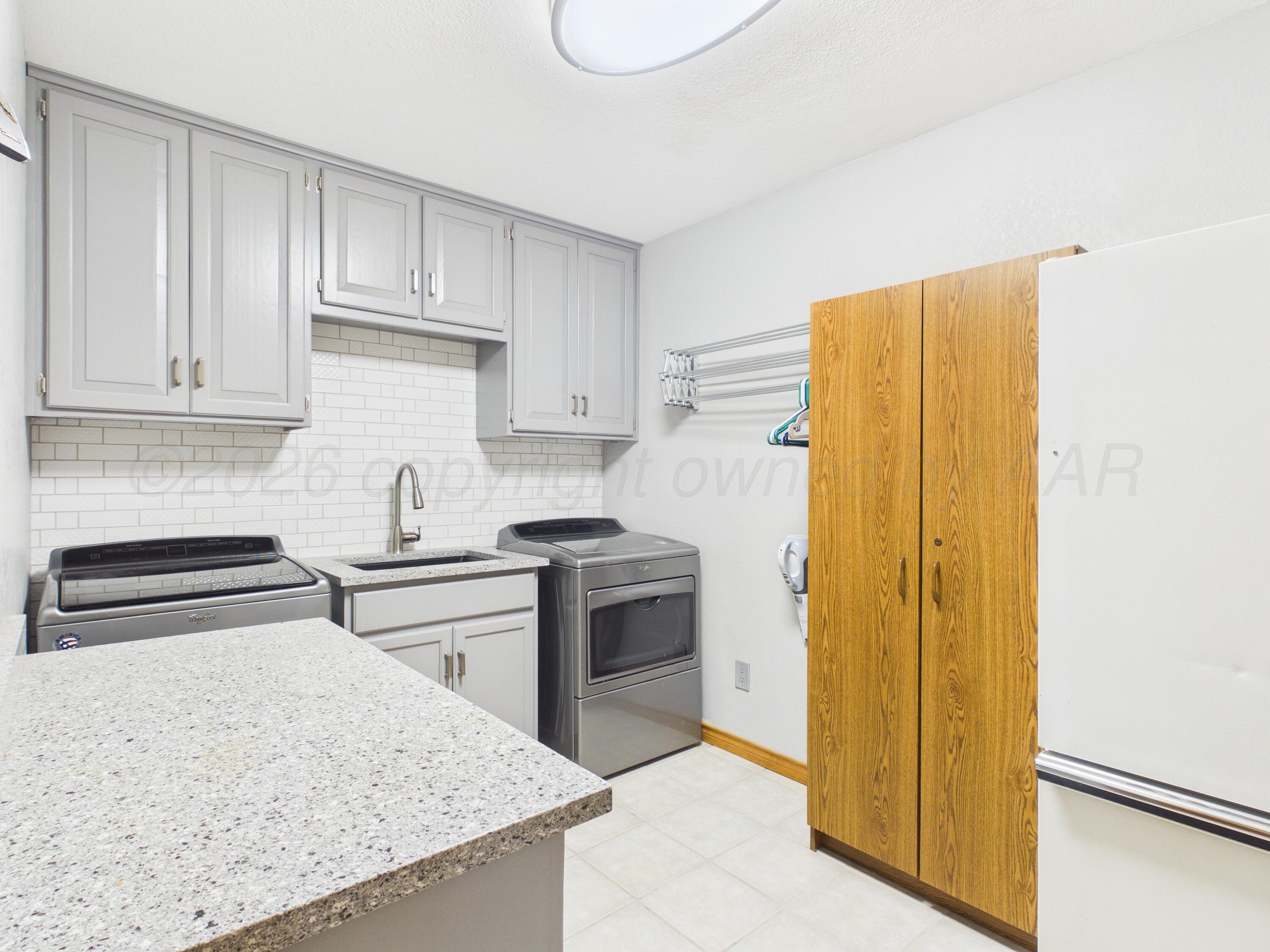 506 Robin Road Dumas, TX 79029 - Photo 6 of 31 a kitchen with stainless steel appliances granite countertop a refrigerator a stove and a sink