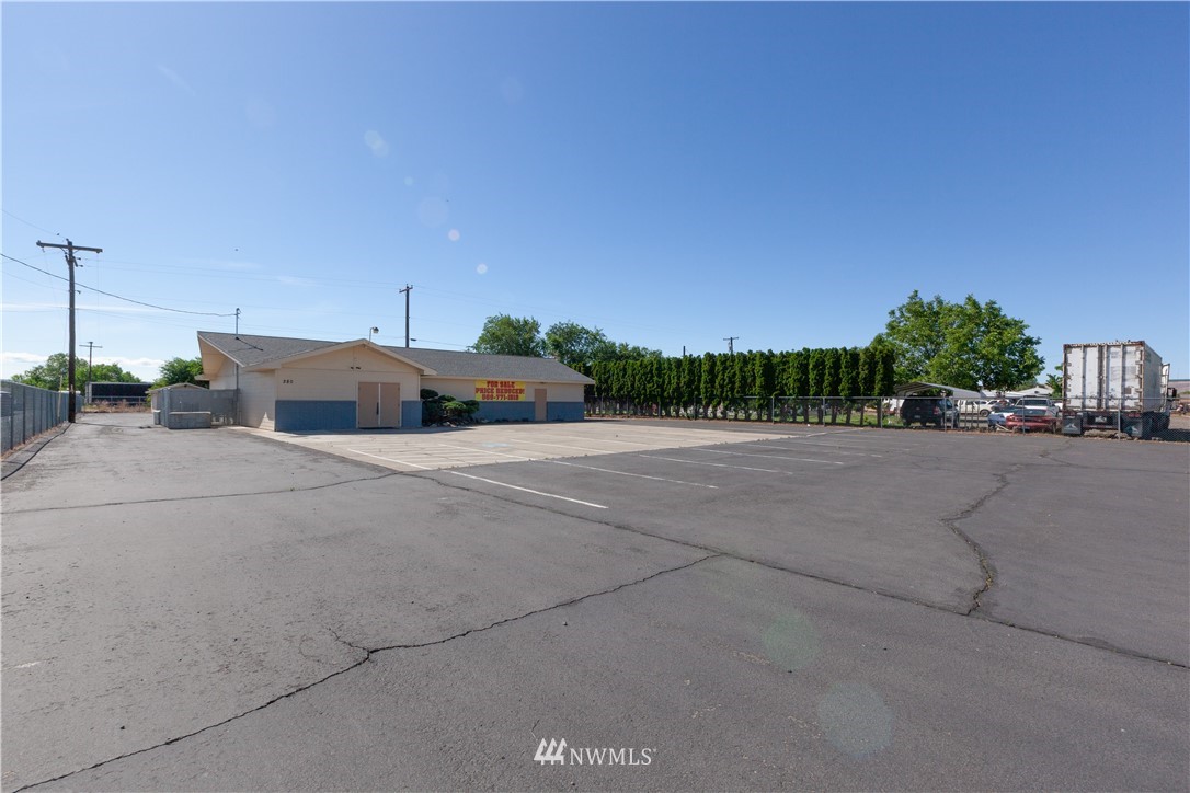 280 Northwest Manor Road Wapato, WA 98951 - Photo 1 of 12 a view of a street