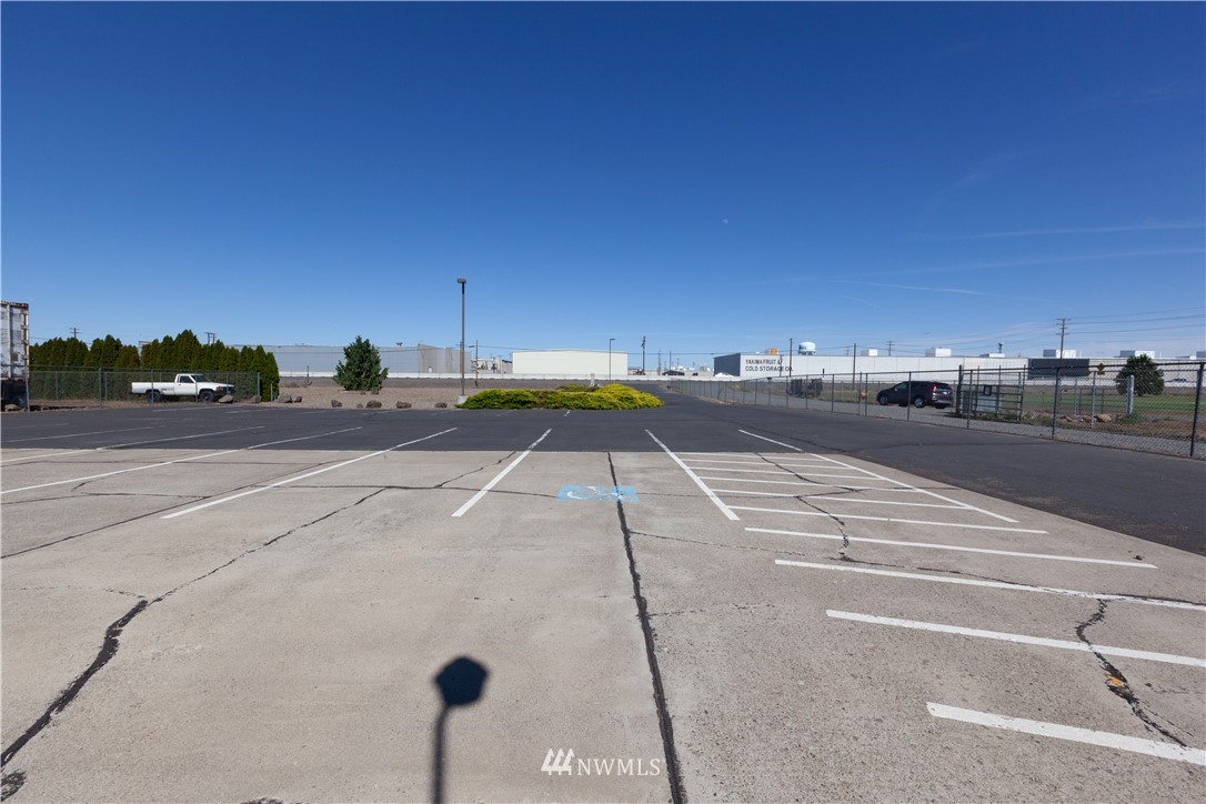 280 Northwest Manor Road Wapato, WA 98951 - Photo 5 of 12 a view of a city