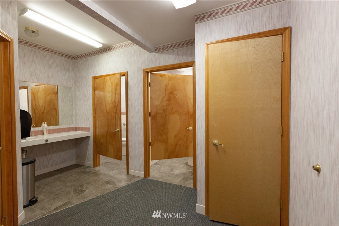 280 Northwest Manor Road Wapato, WA 98951 - Photo 8 of 12 a bathroom with a granite countertop sink and a mirror