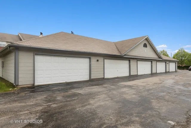 $2,543 | 33 Kensington Circle, Unit 101, Wheaton, IL 60189