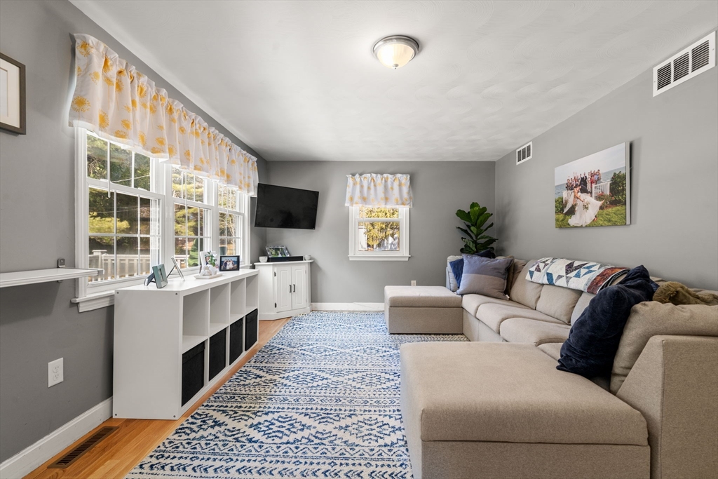 8 Wapping Road Kingston, MA 02364 - Photo 4 of 31