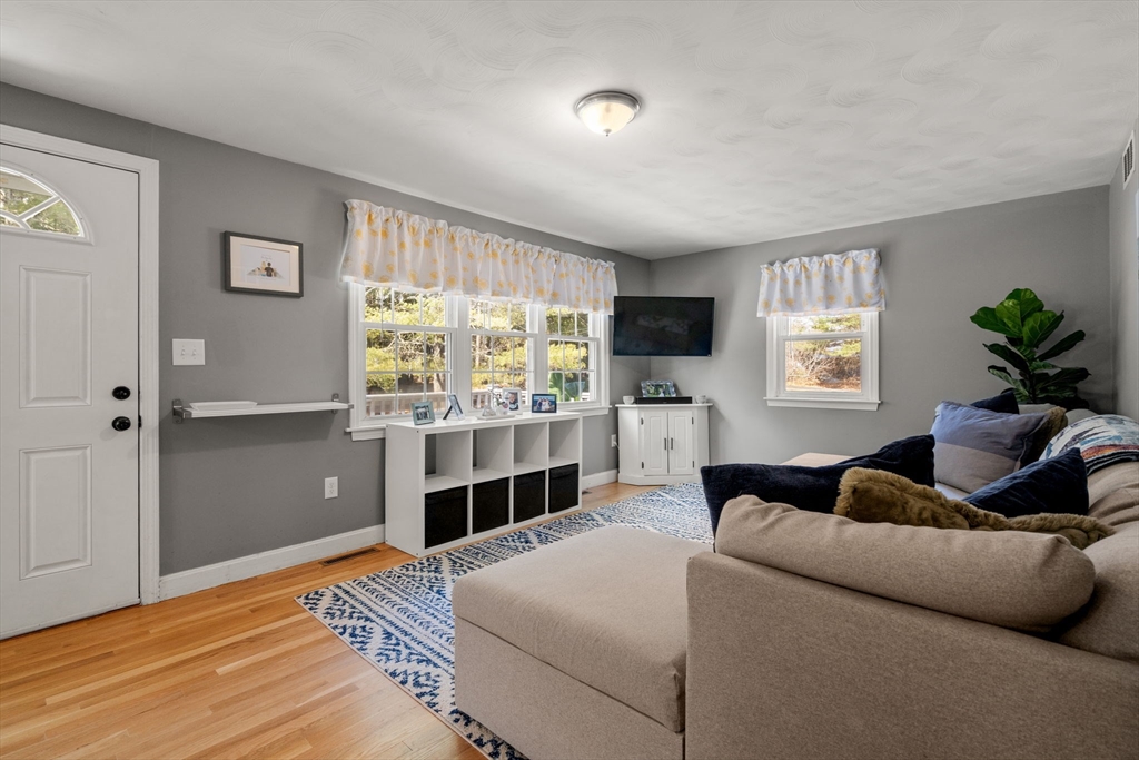 8 Wapping Road Kingston, MA 02364 - Photo 5 of 31