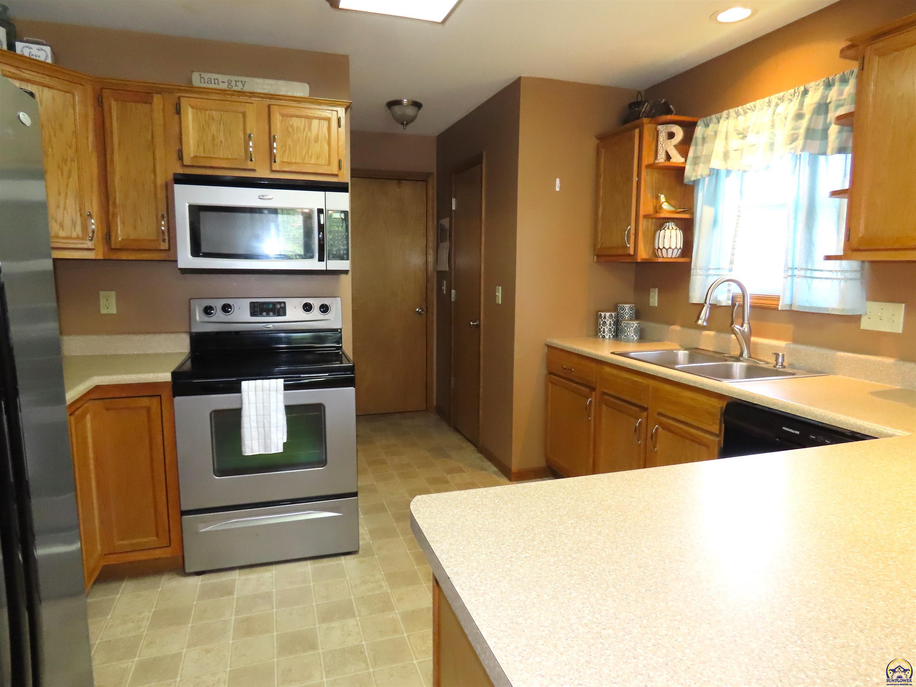 3909 Northwest Fielding Terrace Topeka, KS 66618 - Photo 9 of 33