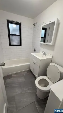 $1,950 | 445 Union, Unit 2E, Rutherford, NJ 07070