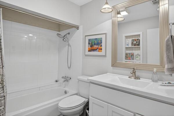 6331 North Jim Miller Road Dallas, TX 75228 - Photo 19 of 28 Full bath featuring shower / tub combo with curtain and vanity