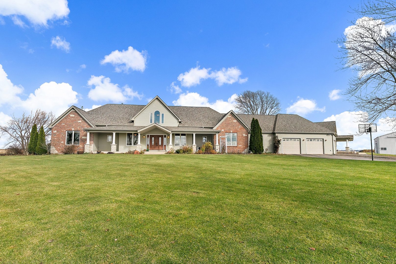 550 Maplewood Road Somonauk, IL 60552 - Photo 3 of 91 a front view of a house with garden