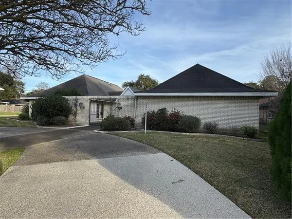 $350,000 | 401 Schlief Drive, Belle Chasse, LA 70037