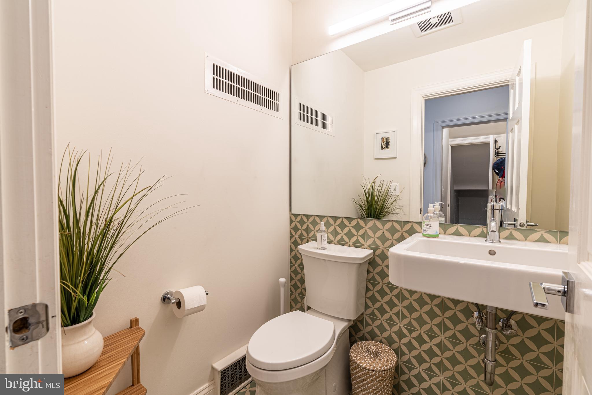 323 Tunbridge Road Baltimore, MD 21212 - Photo 12 of 53 Main level half bath with designer tile