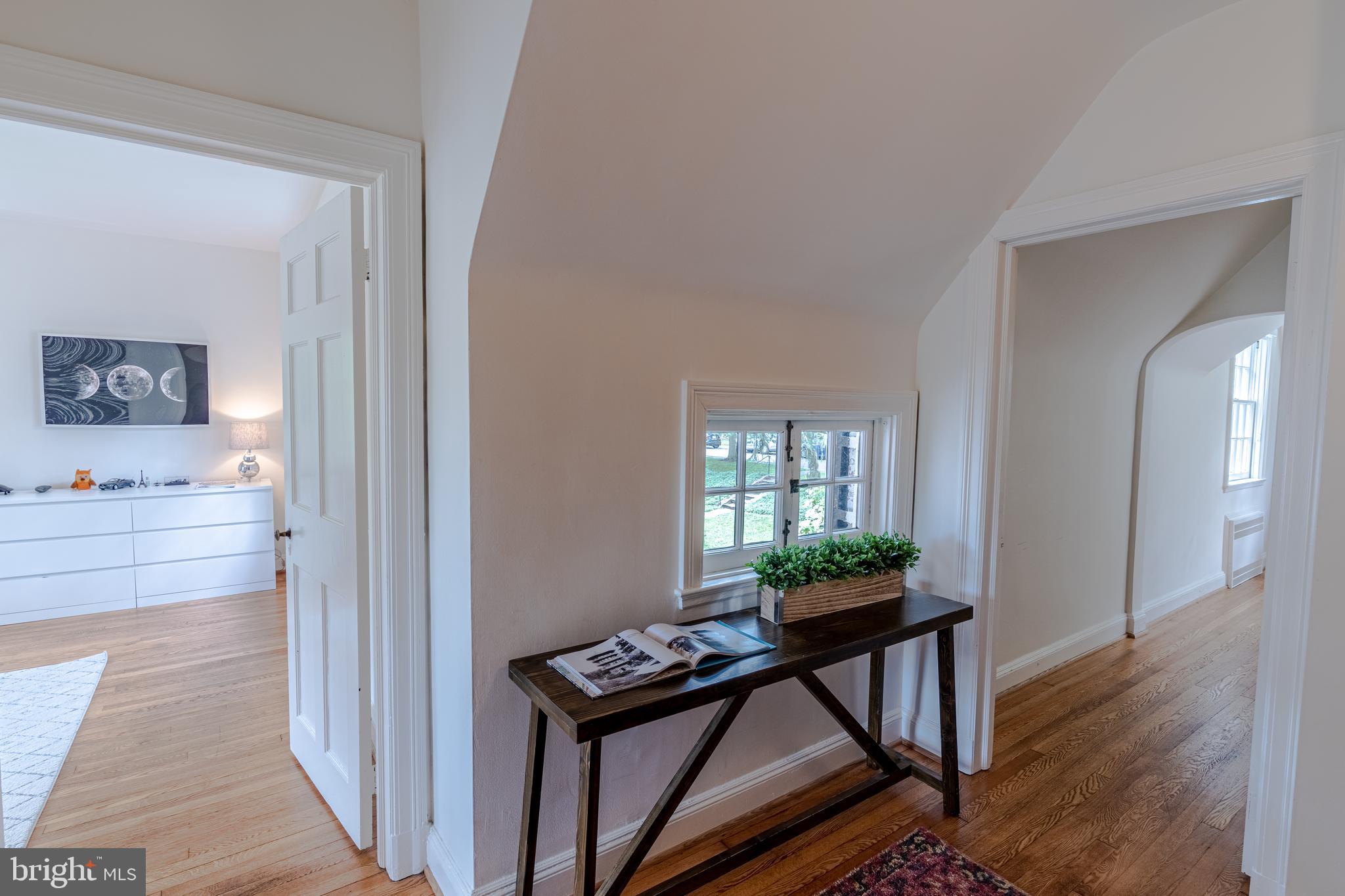 323 Tunbridge Road Baltimore, MD 21212 - Photo 17 of 53 Second level landing