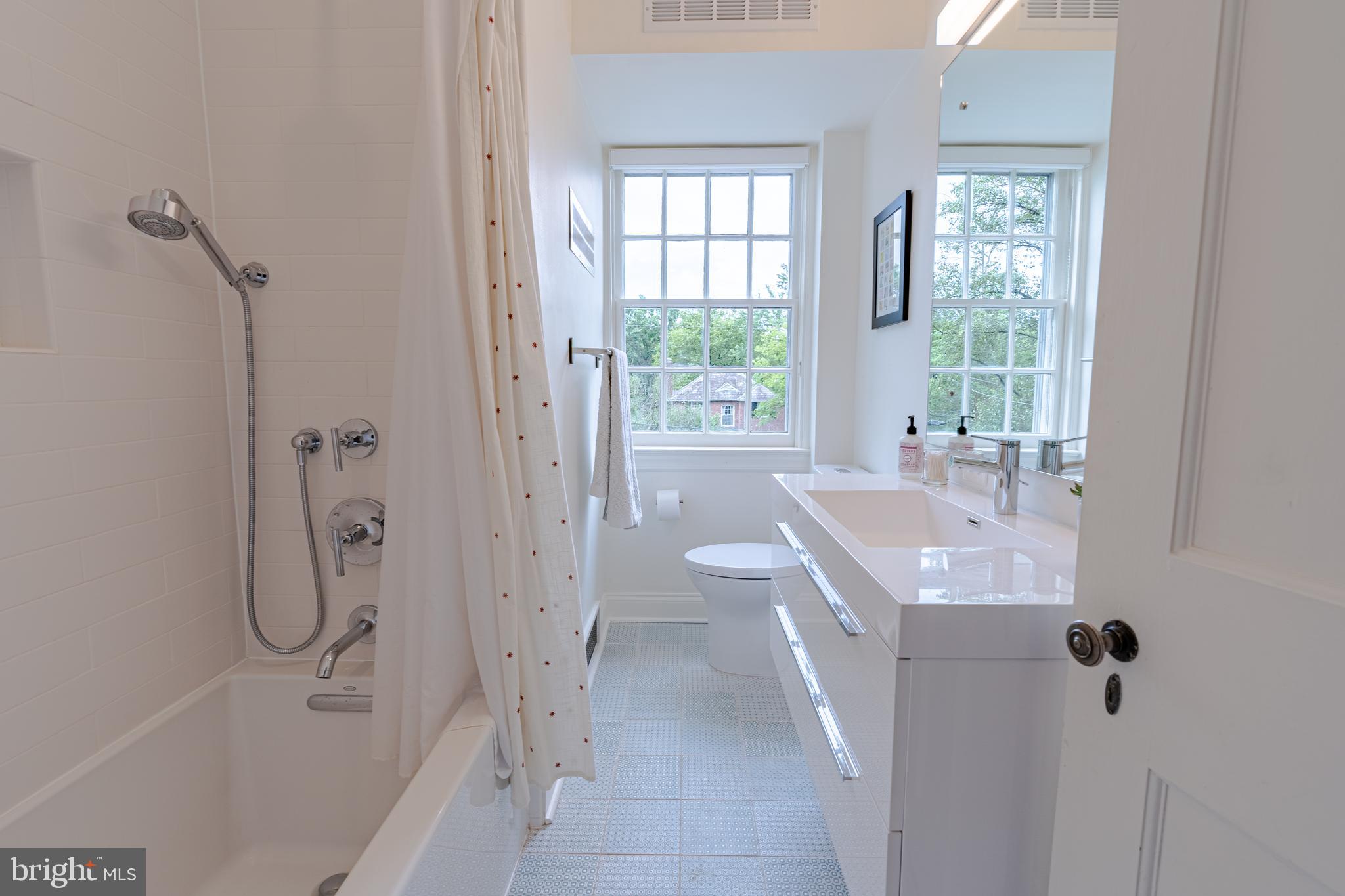 323 Tunbridge Road Baltimore, MD 21212 - Photo 26 of 53 Second level fully renovated bath