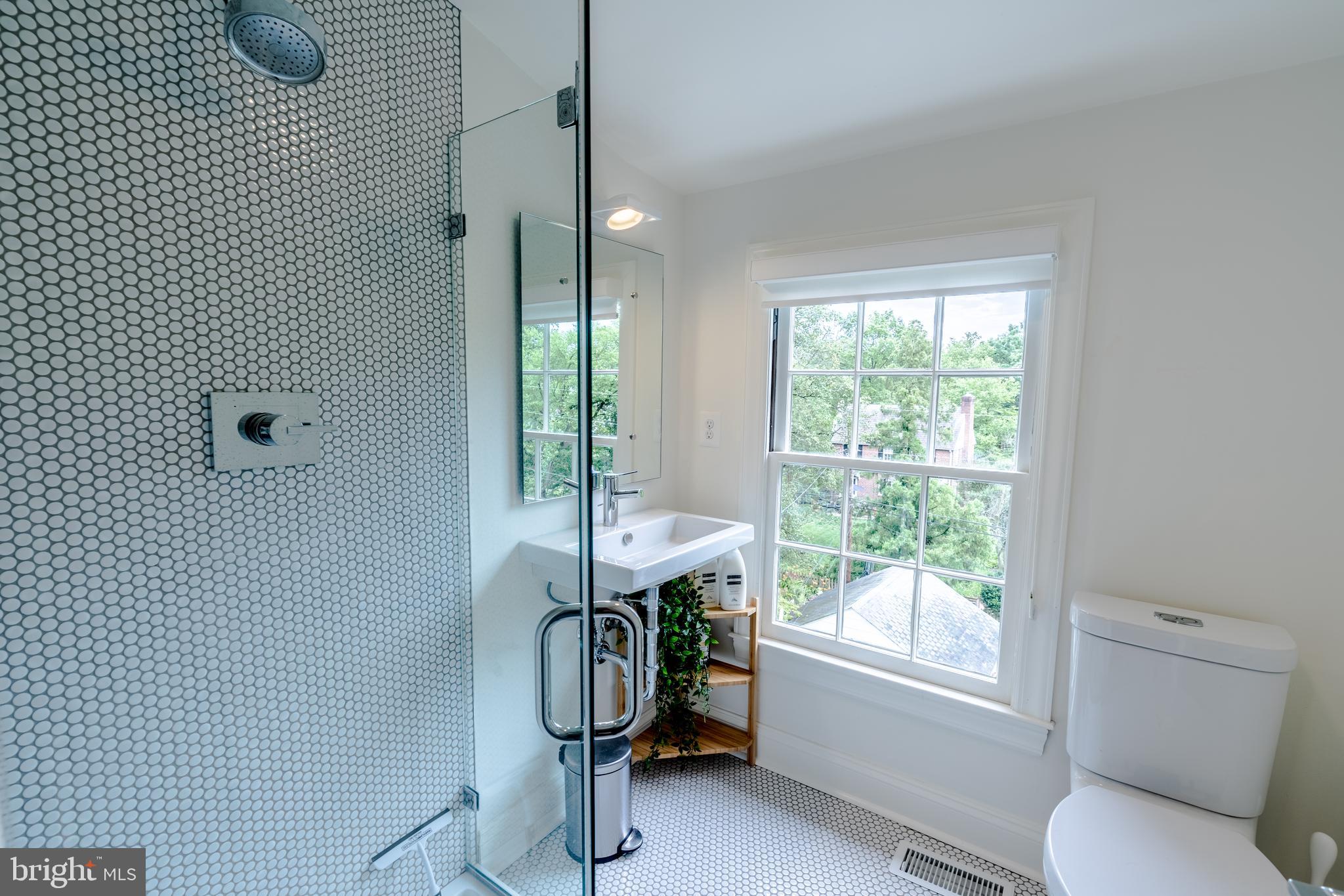 323 Tunbridge Road Baltimore, MD 21212 - Photo 37 of 53 Fully renovated third level full bathroom