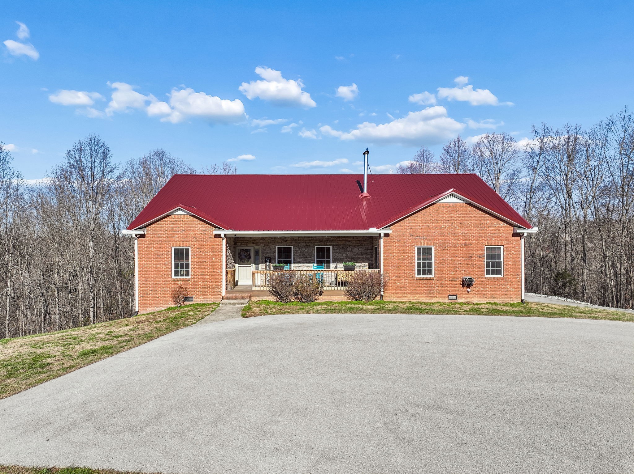 9200 Dobbs Cemetery Road Baxter, TN 38544 - Photo 2 of 85 a front view of a house with a yard and garage