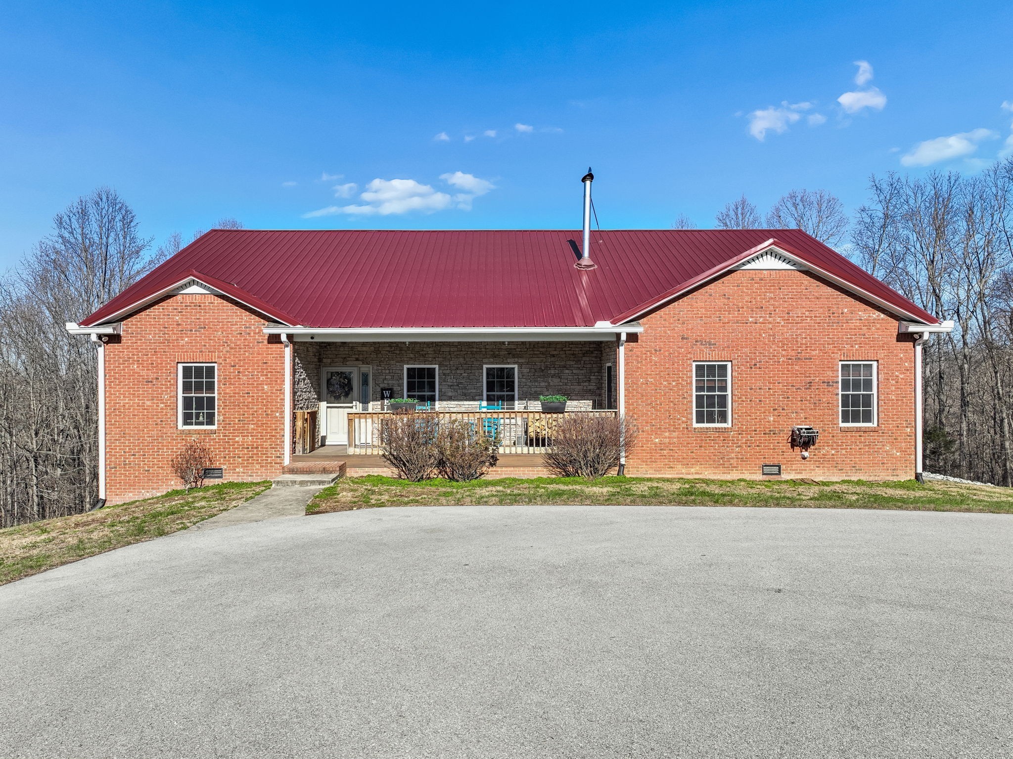 9200 Dobbs Cemetery Road Baxter, TN 38544 - Photo 81 of 85 a front view of a house with a yard and garage