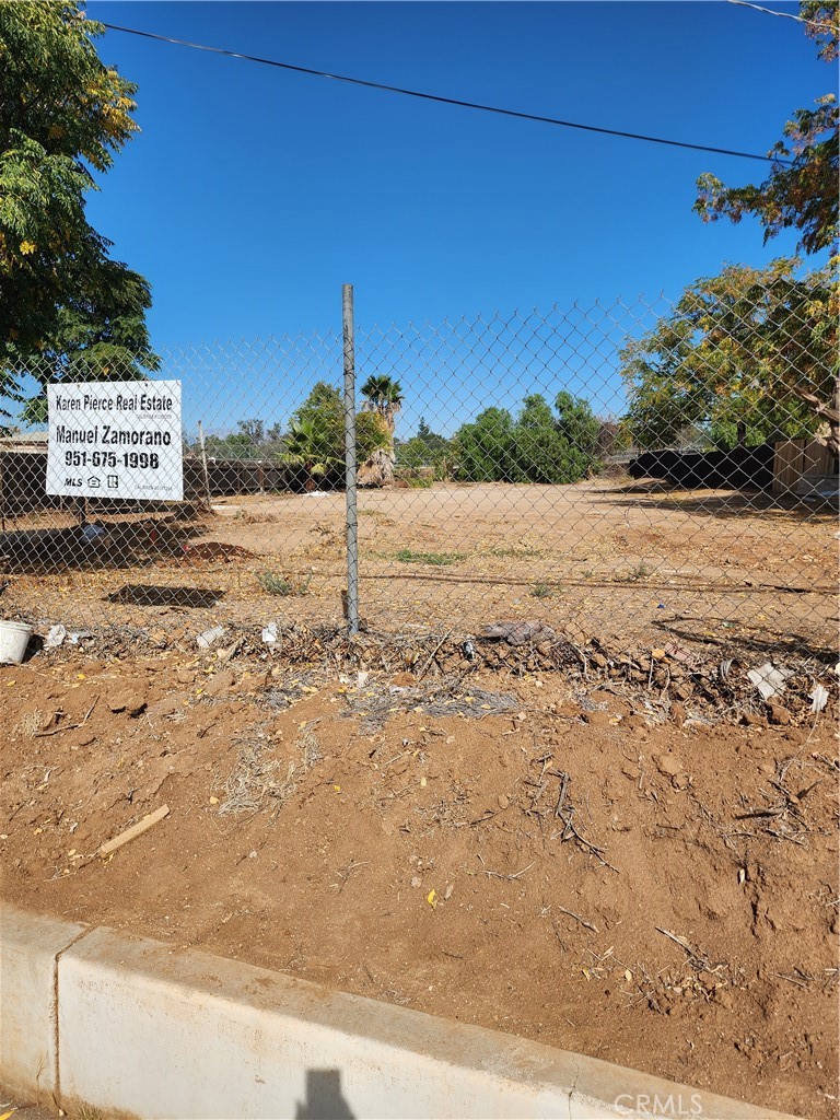 a view of a dry yard