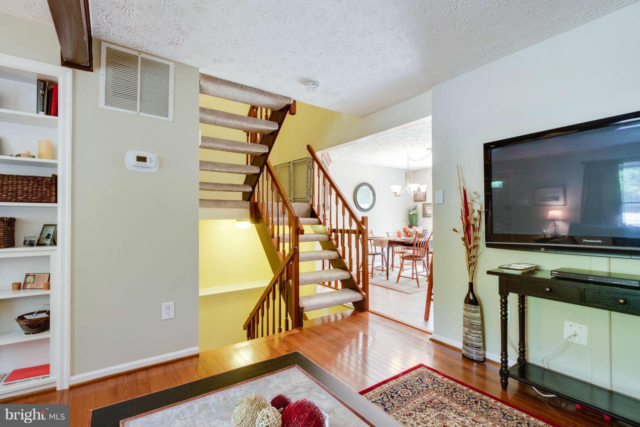8091 Donegal Lane Springfield, VA 22153 - Photo 6 of 27 Living Room
