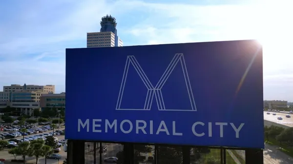 a view of entryway with a front door