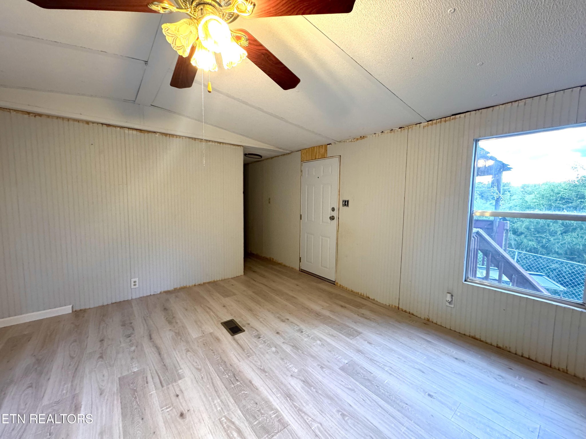 2654 Holt Town Road Newport, TN 37821 - Photo 8 of 24 a view of an empty room and window