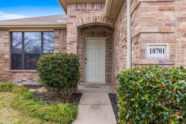 $2,100 | 10701 Vista Heights Boulevard, Fort Worth, TX 76108